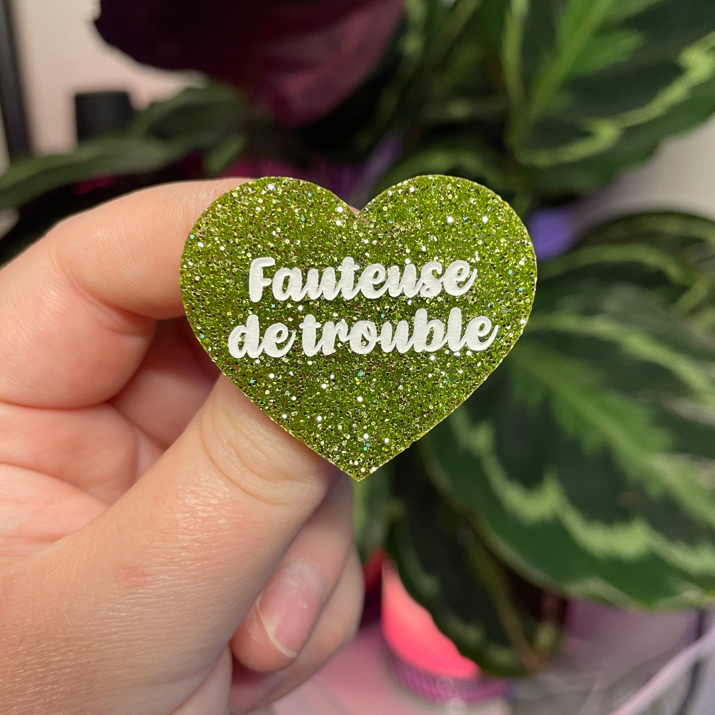 Broche "Fauteuse de trouble" en acrylique à paillettes vertes