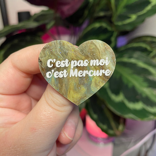 Broche "C'est pas moi c'est Mercure" en acrylique marbrée bleue et marron