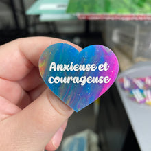 Charger l&#39;image dans la galerie, Broche &quot;Anxieuse et courageuse&quot; en acrylique semi-transparente marbrée multicolore