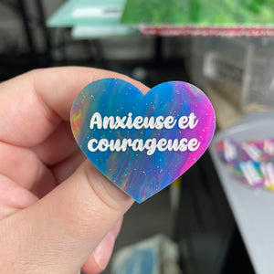 Broche "Anxieuse et courageuse" en acrylique semi-transparente marbrée multicolore