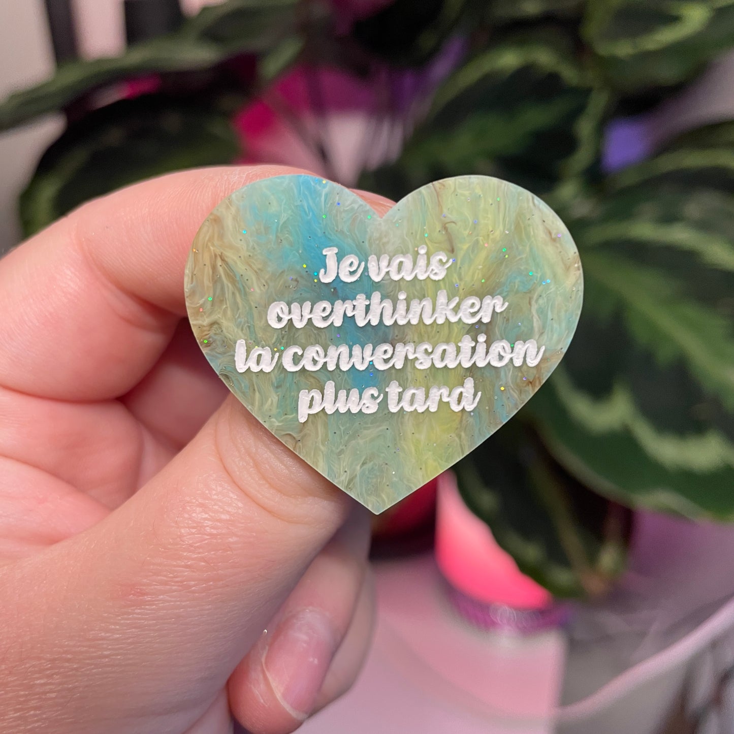 Broche "Je vais overthinker la conversation plus tard" en acrylique marbrée bleue et marron