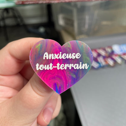 Broche "Anxieuse tout-terrain" en acrylique semi-transparente marbrée multicolore