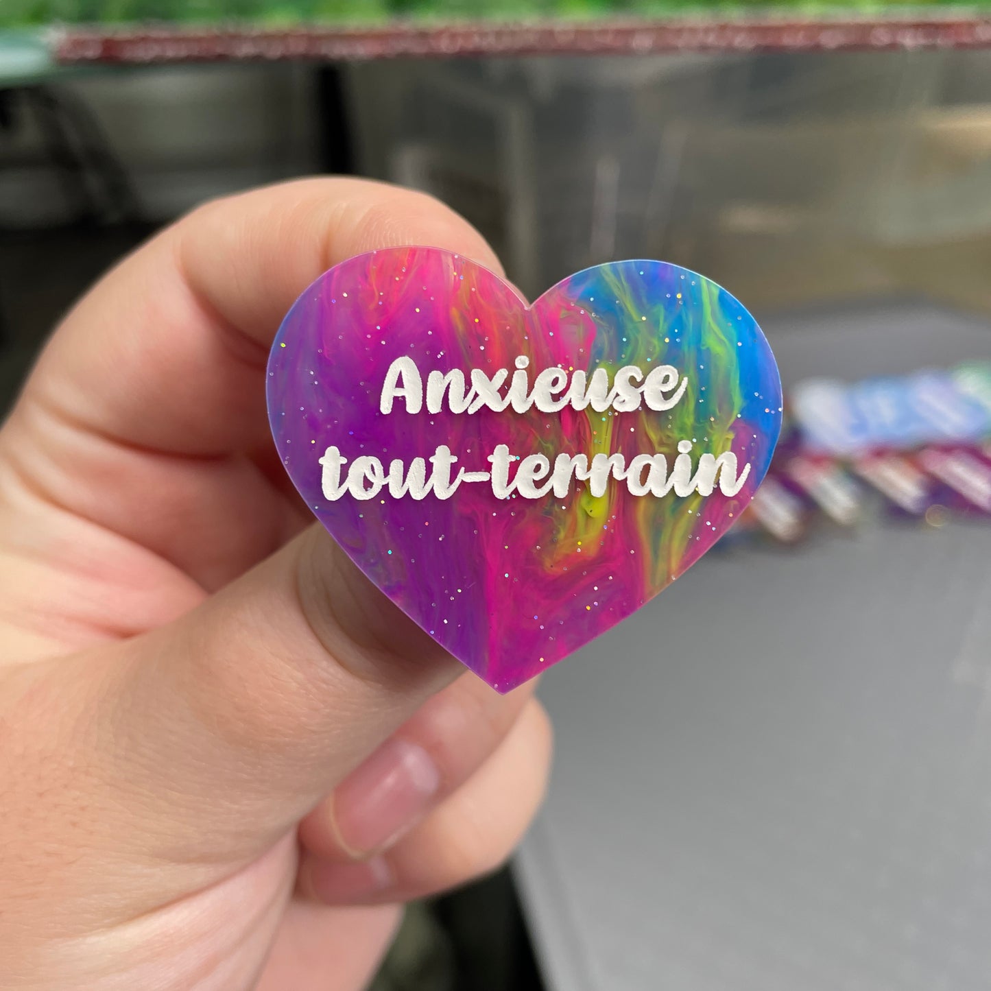 Broche "Anxieuse tout-terrain" en acrylique semi-transparente marbrée multicolore
