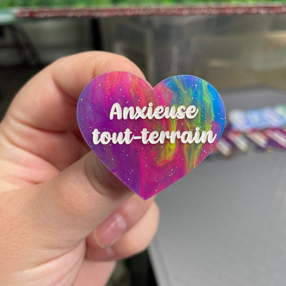 Broche "Anxieuse tout-terrain" en acrylique semi-transparente marbrée multicolore