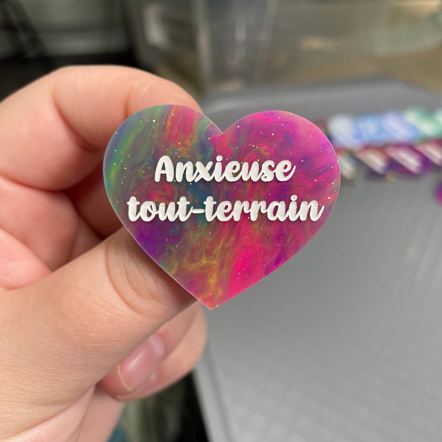Broche "Anxieuse tout-terrain" en acrylique semi-transparente marbrée multicolore