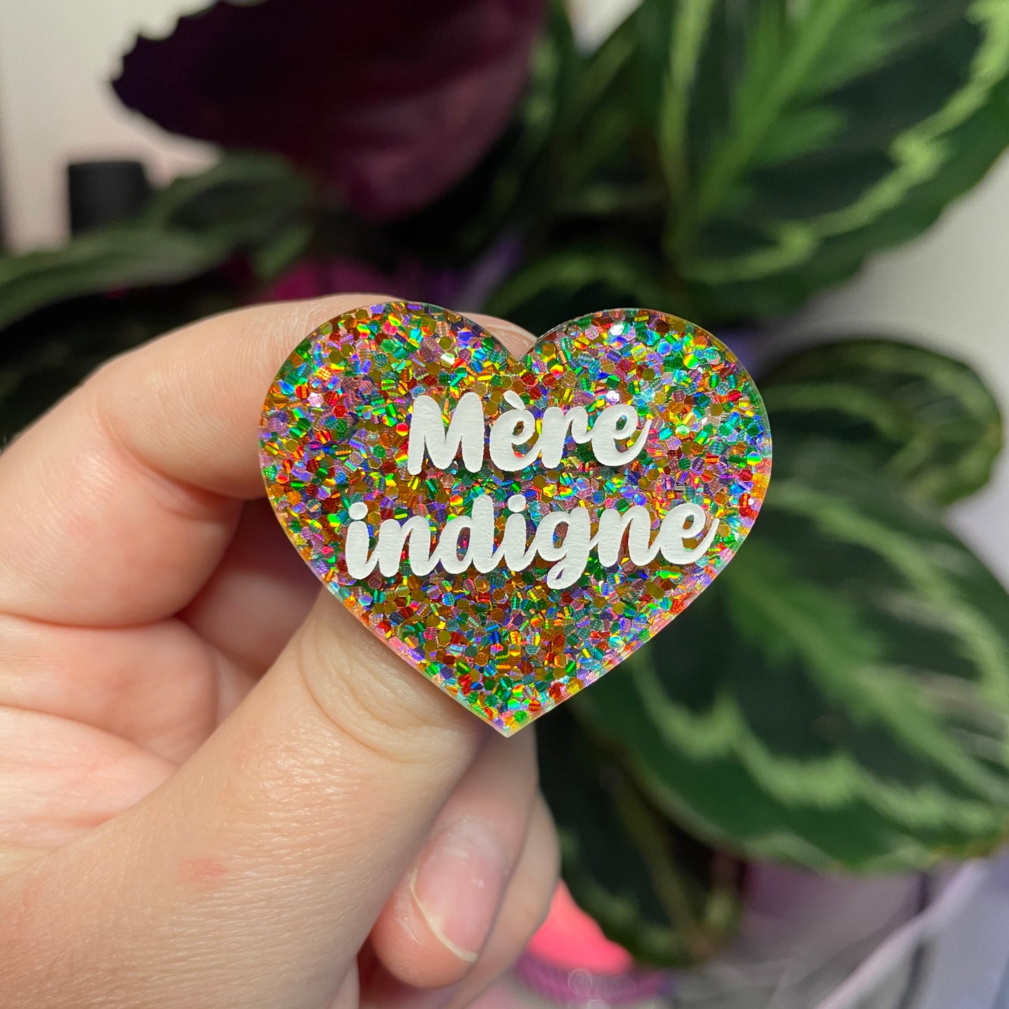 Broche "Mère indigne" en acrylique semi transparente avec des pois multicolores