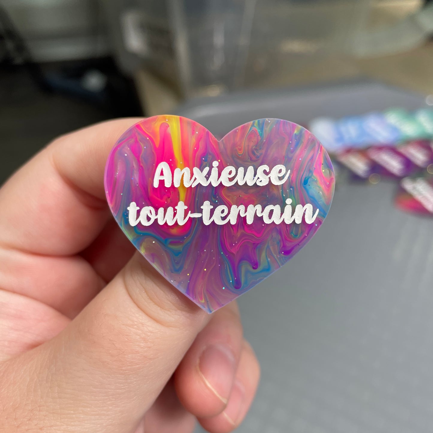 Broche "Anxieuse tout-terrain" en acrylique semi-transparente marbrée multicolore