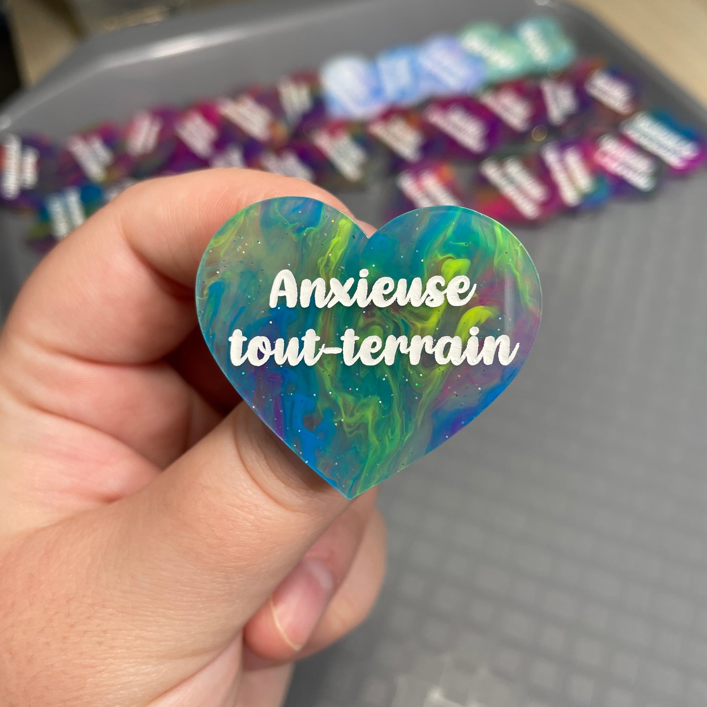 Broche "Anxieuse tout-terrain" en acrylique semi-transparente marbrée multicolore