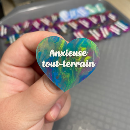 Broche "Anxieuse tout-terrain" en acrylique semi-transparente marbrée multicolore