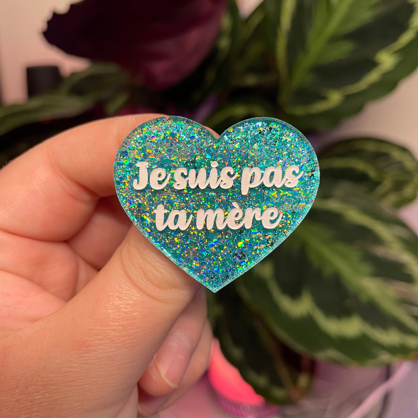 Broche "Je suis pas ta mère" en acrylique à paillettes turquoise