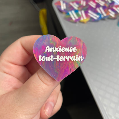 Broche "Anxieuse tout-terrain" en acrylique semi-transparente marbrée multicolore