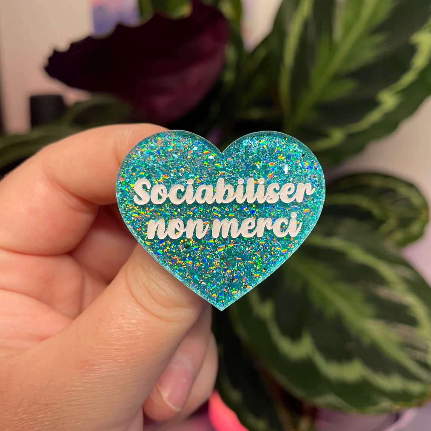 Broche "Sociabiliser non merci" en acrylique à paillettes turquoise