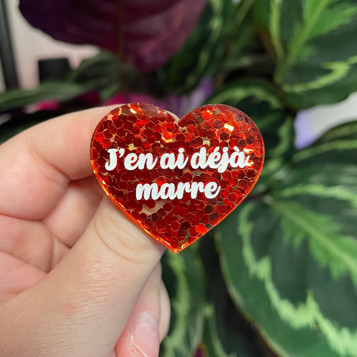 Broche "J'en ai déjà marre" en acrylique semi transparente avec des confettis rouges