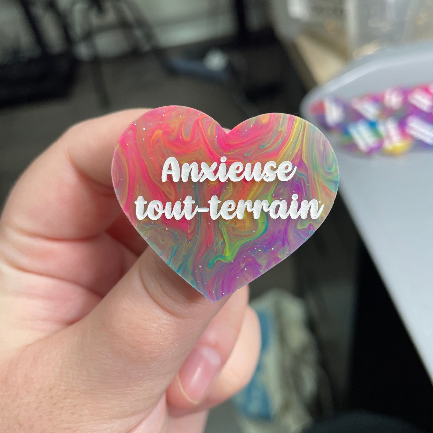 Broche "Anxieuse tout-terrain" en acrylique semi-transparente marbrée multicolore