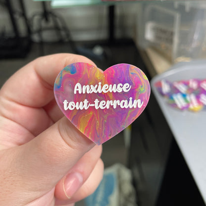 Broche "Anxieuse tout-terrain" en acrylique semi-transparente marbrée multicolore