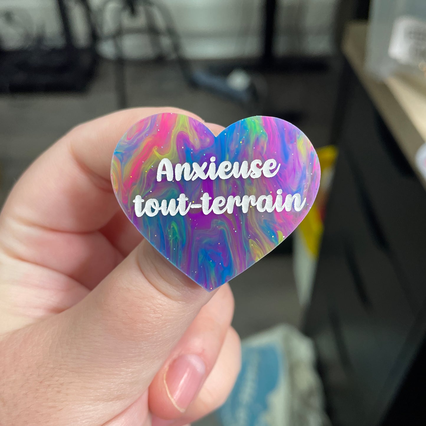 Broche "Anxieuse tout-terrain" en acrylique semi-transparente marbrée multicolore