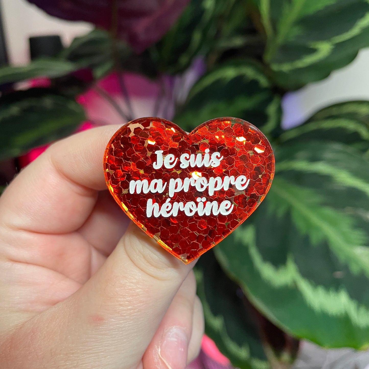 Broche "Je suis ma propre héroïne" en acrylique semi transparente avec des confettis rouges