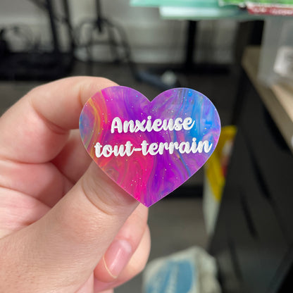 Broche "Anxieuse tout-terrain" en acrylique semi-transparente marbrée multicolore