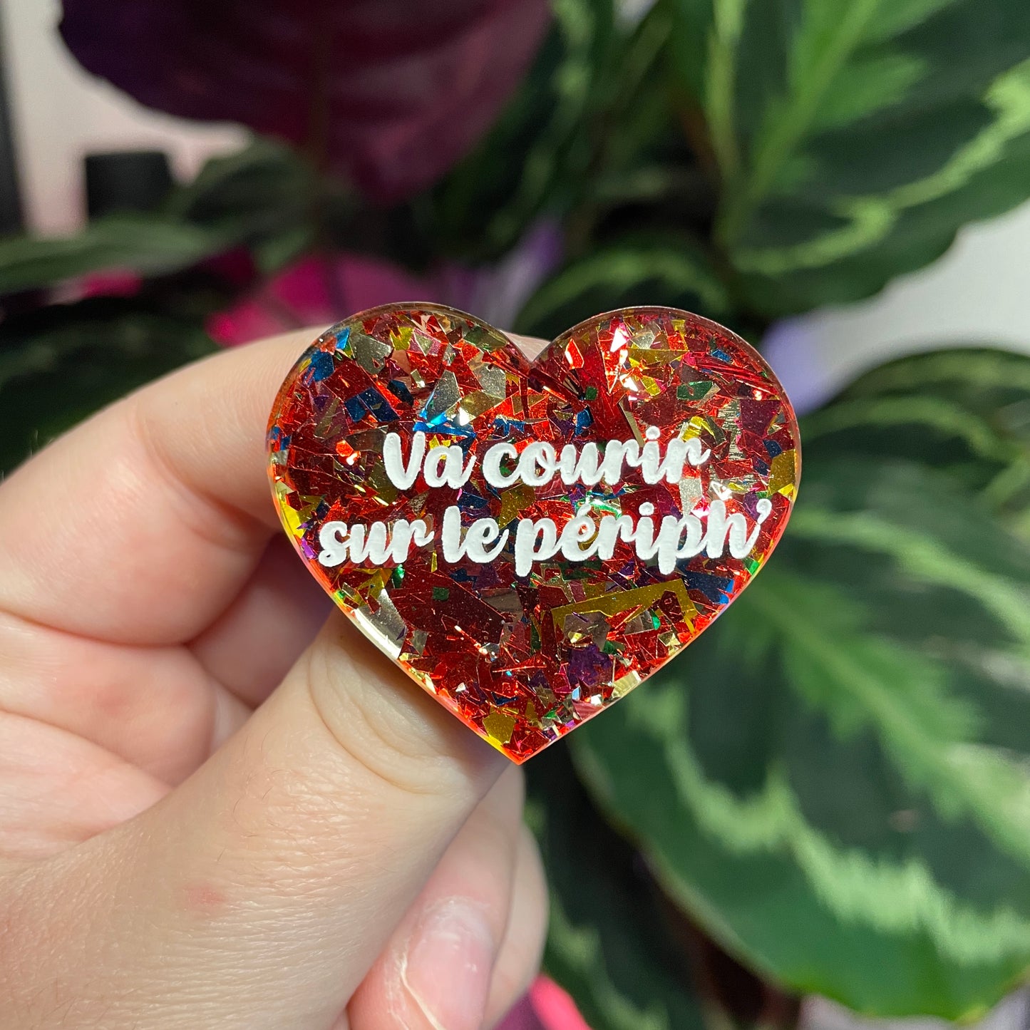 Broche "Va courir sur le périph'" en acrylique transparente avec des confettis rouges et multicolores