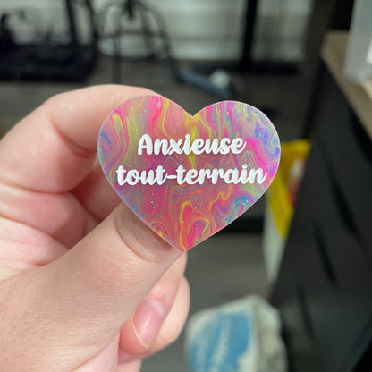 Broche "Anxieuse tout-terrain" en acrylique semi-transparente marbrée multicolore
