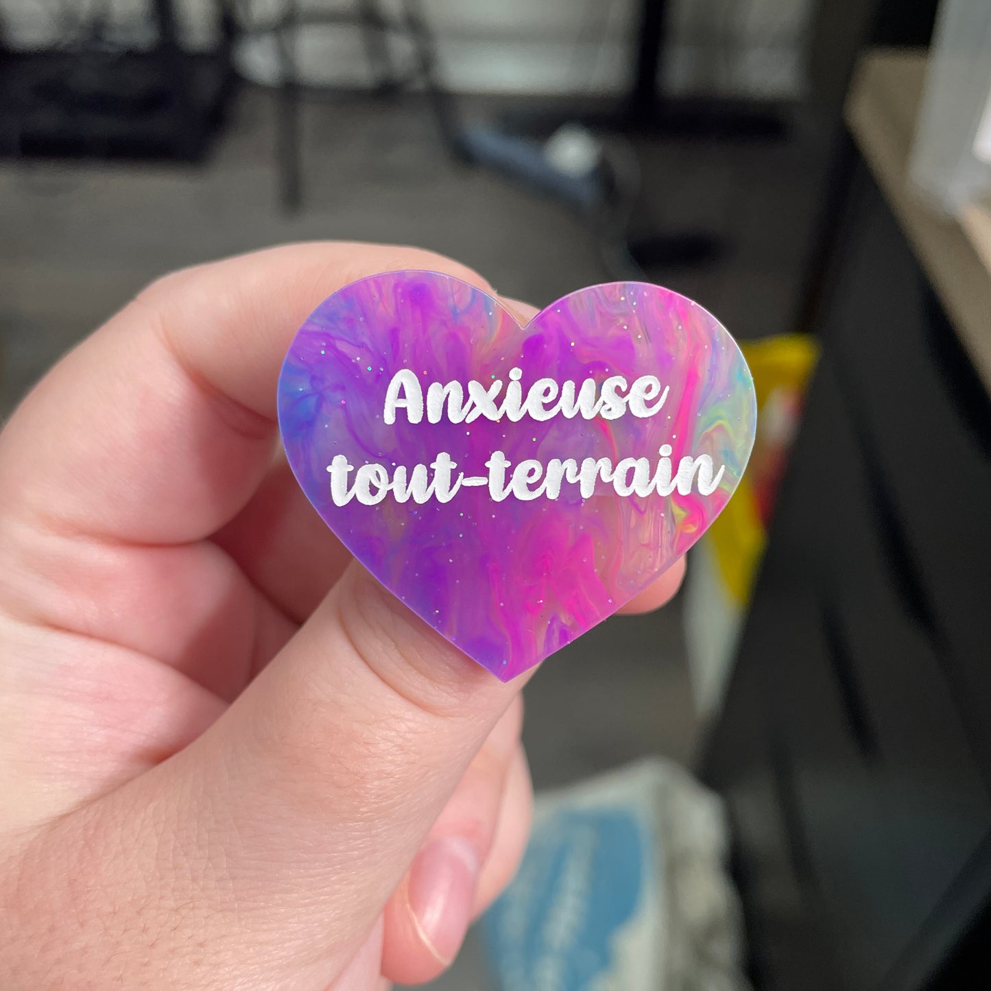 Broche "Anxieuse tout-terrain" en acrylique semi-transparente marbrée multicolore