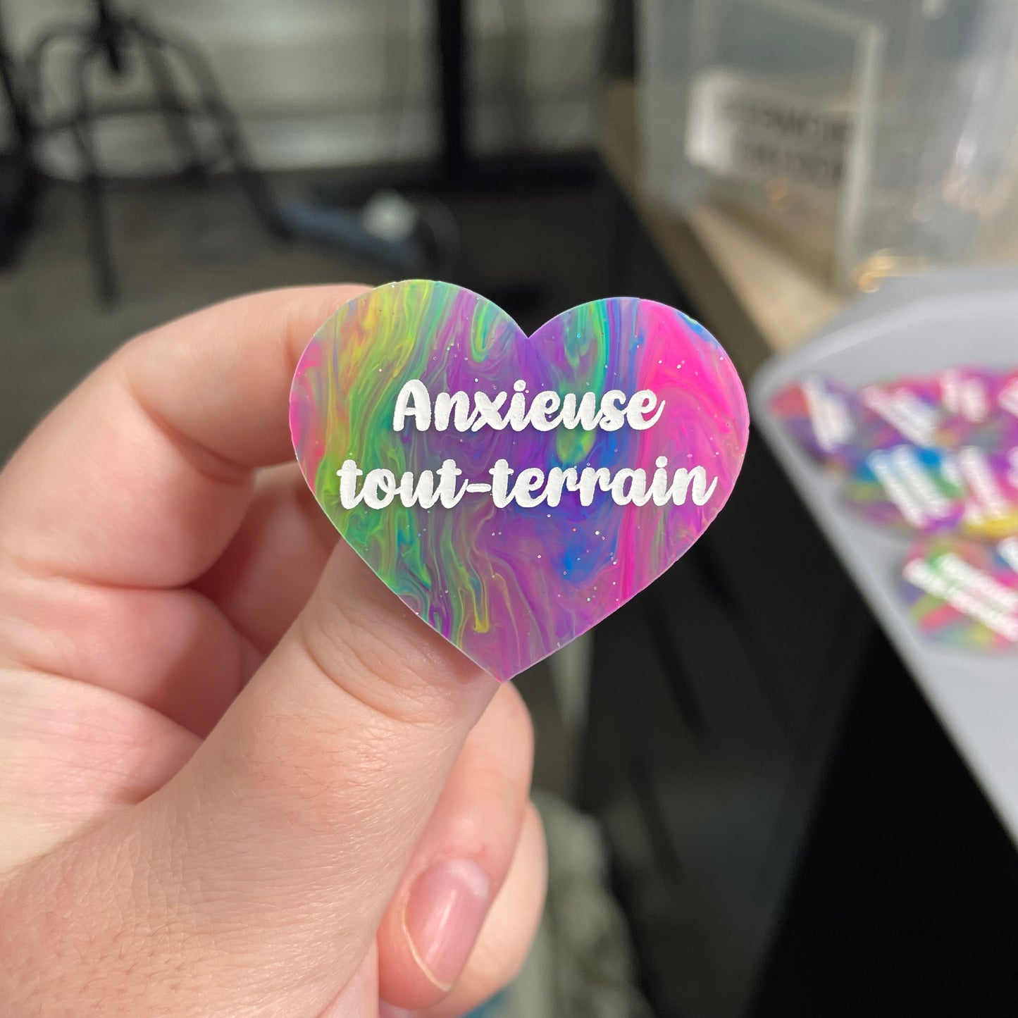 Broche "Anxieuse tout-terrain" en acrylique semi-transparente marbrée multicolore
