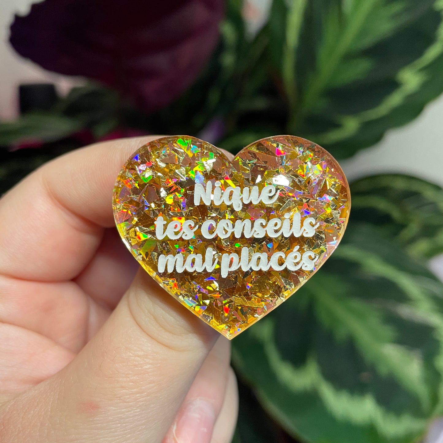 Broche "Nique tes conseils mal placés" en acrylique transparente avec des confettis jaunes