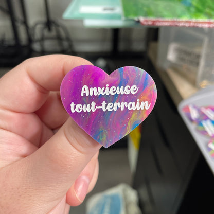 Broche "Anxieuse tout-terrain" en acrylique semi-transparente marbrée multicolore