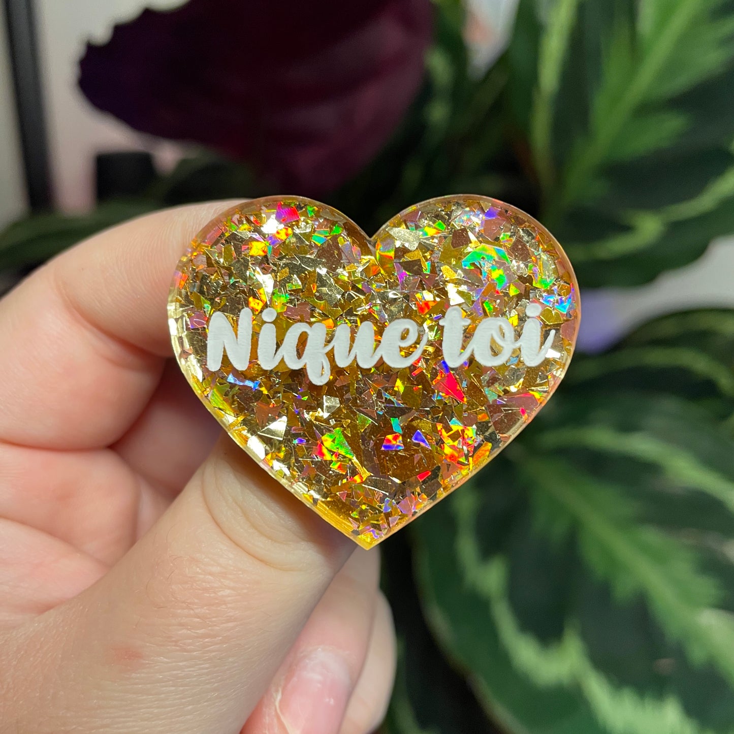 Broche "Nique toi" en acrylique transparente avec des confettis jaunes