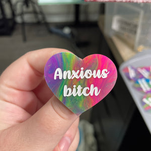 Broche "Anxious bitch" en acrylique semi-transparente marbrée multicolore