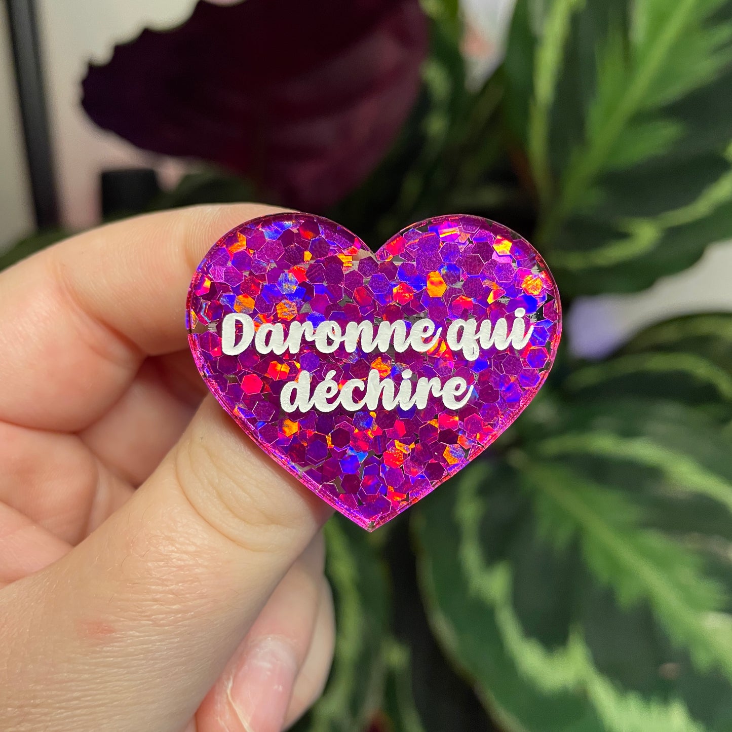 Broche "Daronne qui déchire" en acrylique semi transparente avec des confettis fuchsia