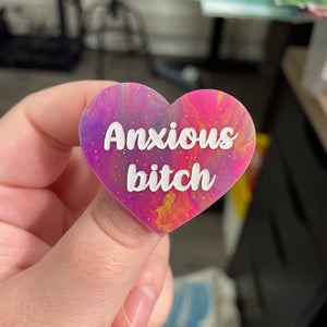 Broche "Anxious bitch" en acrylique semi-transparente marbrée multicolore
