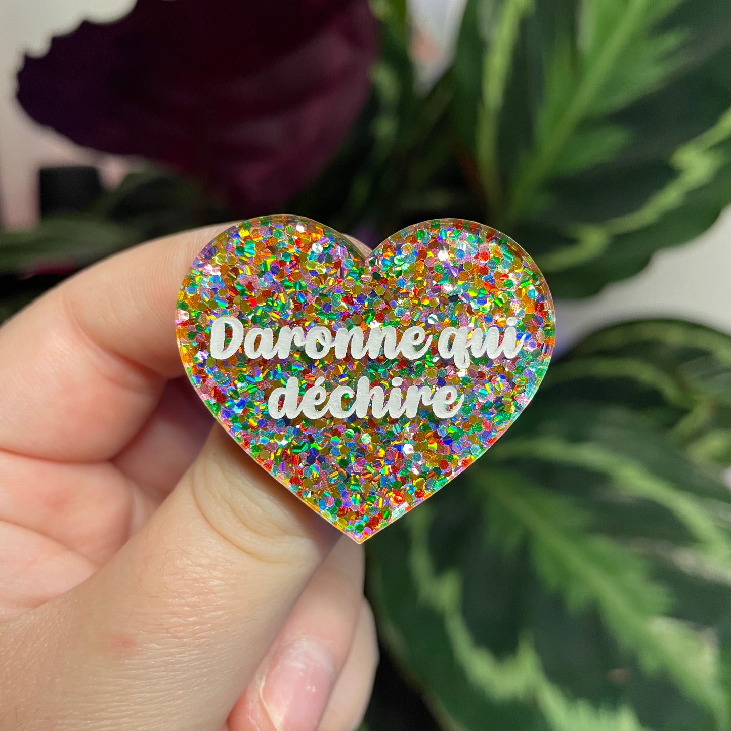 Broche "Daronne qui déchire" en acrylique semi transparente avec des pois multicolores