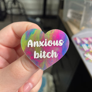 Broche "Anxious bitch" en acrylique semi-transparente marbrée multicolore