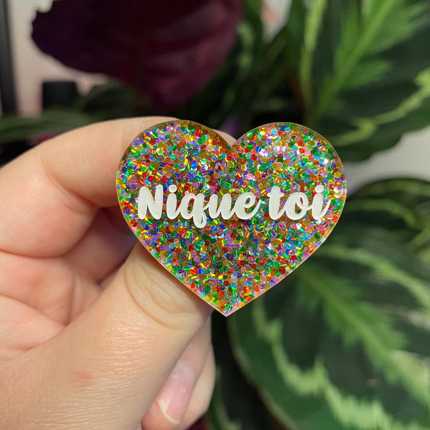 Broche "Nique toi" en acrylique semi transparente avec des pois multicolores