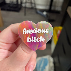 Broche "Anxious bitch" en acrylique semi-transparente marbrée multicolore