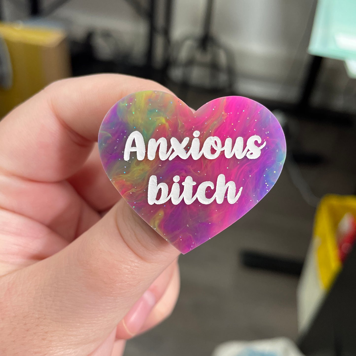 Broche "Anxious bitch" en acrylique semi-transparente marbrée multicolore