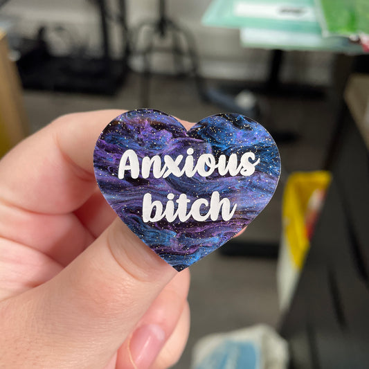 Broche "Anxious bitch" en acrylique marbrée noire, bleue et violette à paillettes