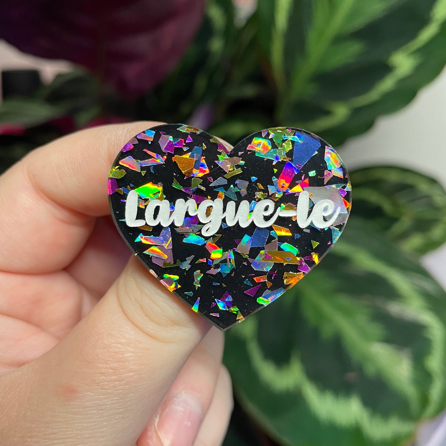 Broche "Largue-le" en acrylique noire avec des éclats de confettis multicolores