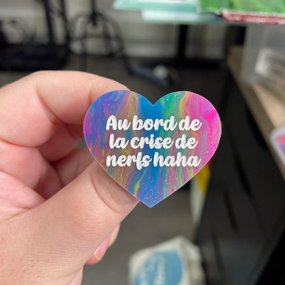 Broche "Au bord de la crise de nerfs" en acrylique semi-transparente marbrée multicolore
