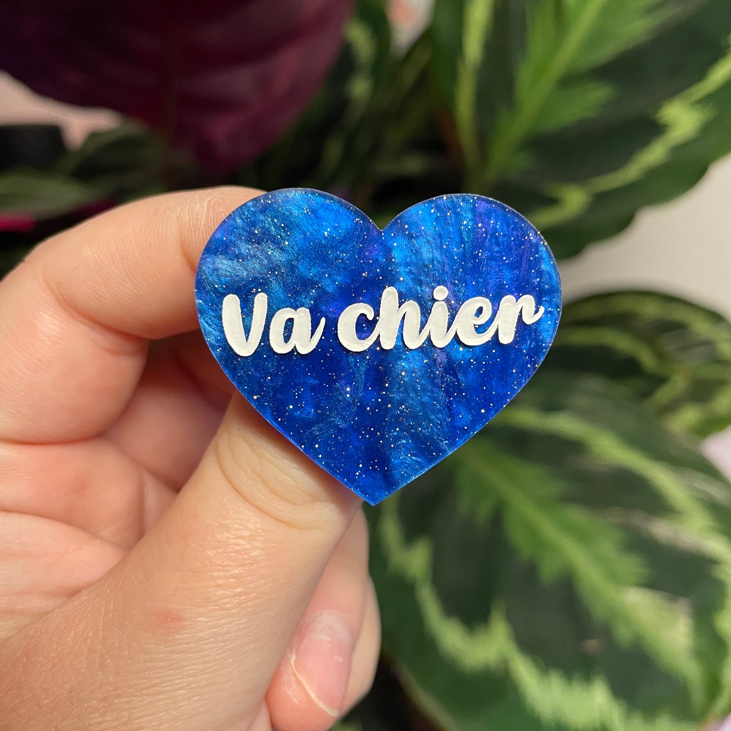 Broche "Va chier" en acrylique marbrée bleue à paillettes