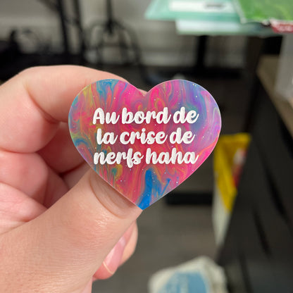 Broche "Au bord de la crise de nerfs" en acrylique semi-transparente marbrée multicolore