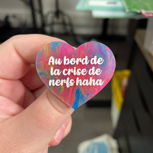 Broche "Au bord de la crise de nerfs" en acrylique semi-transparente marbrée multicolore
