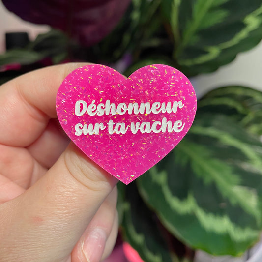 Broche "Déshonneur sur ta vache" en acrylique rose à paillettes