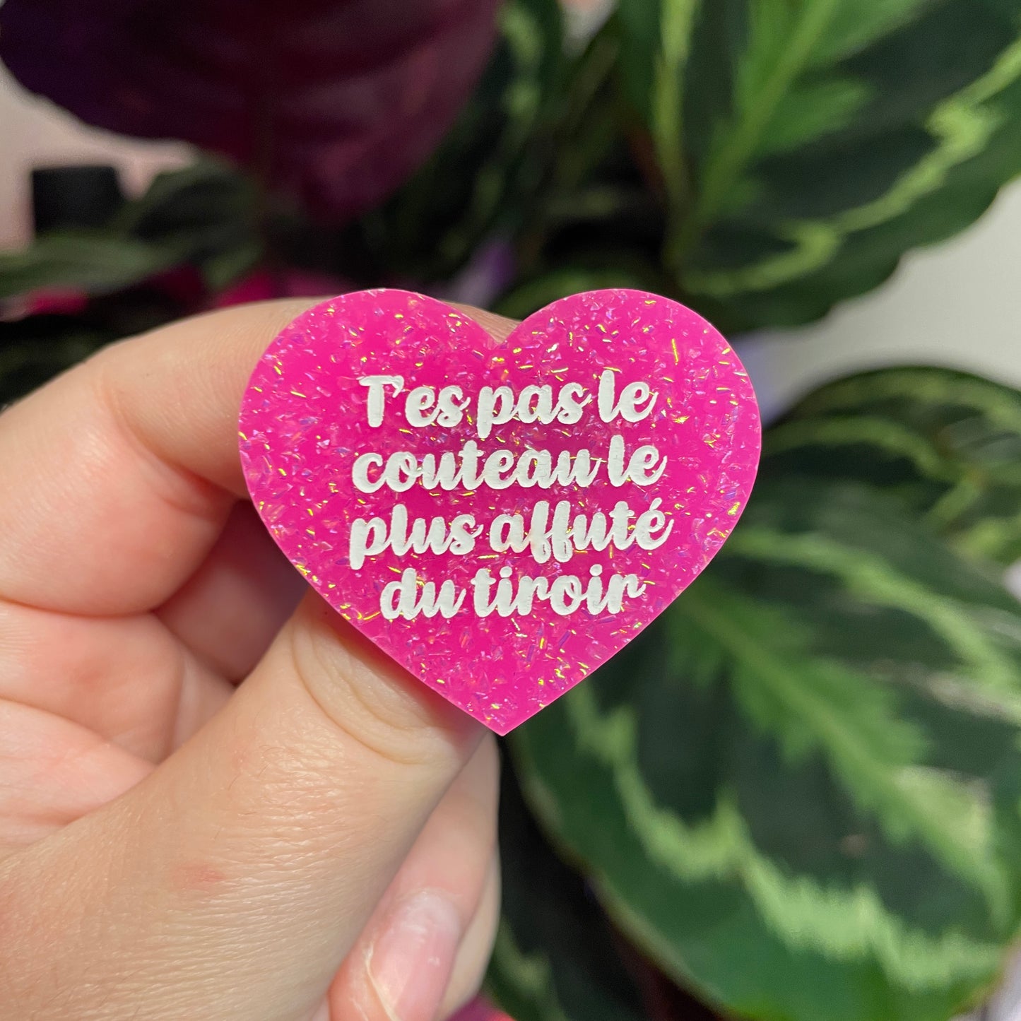 Broche "T'es pas le couteau le plus affuté du tiroir" en acrylique rose à paillettes