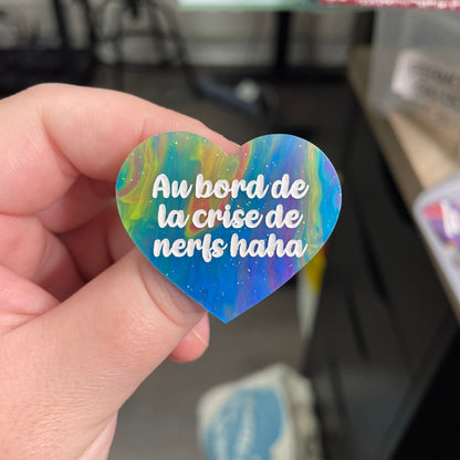 Broche "Au bord de la crise de nerfs" en acrylique semi-transparente marbrée multicolore