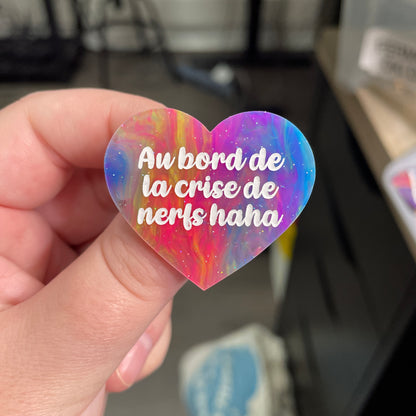 Broche "Au bord de la crise de nerfs" en acrylique semi-transparente marbrée multicolore