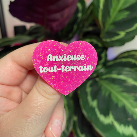 Broche "Anxieuse tout-terrain" en acrylique rose à paillettes