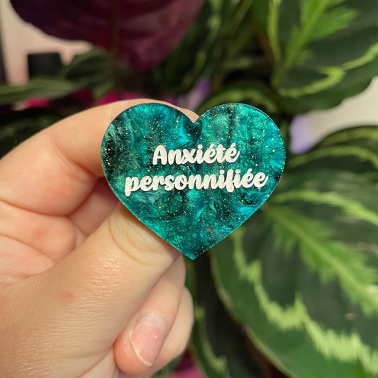 Broche "Anxiété personnifiée" en acrylique marbrée verte et noire à paillettes