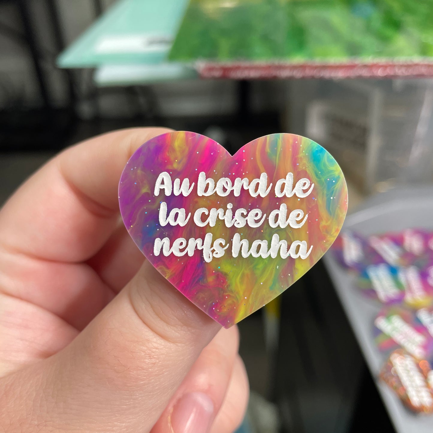 Broche "Au bord de la crise de nerfs" en acrylique semi-transparente marbrée multicolore